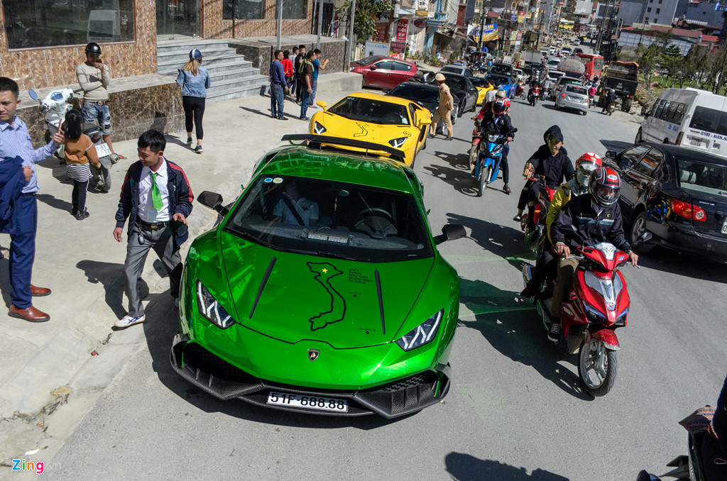 Siêu xe nối đuôi nhau trên cao tốc Hà Nội - Lào Cai